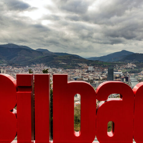 Arbejd mens du rejser – 4 jobs du kan lave fra en cafe i Bilbao