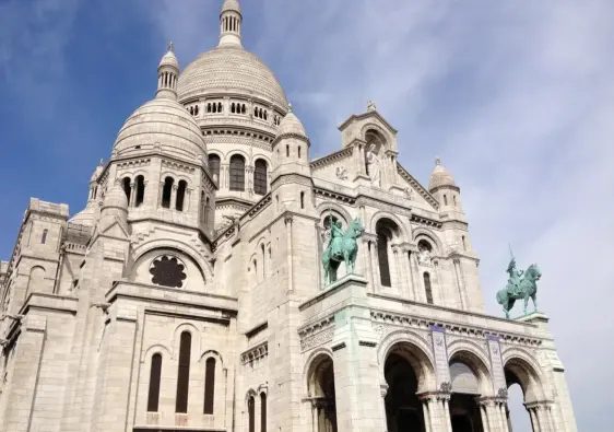 Er elevatoren til Basílica de Begoña åben i weekenden?