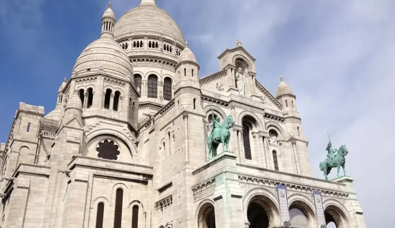 Er elevatoren til Basílica de Begoña åben i weekenden?