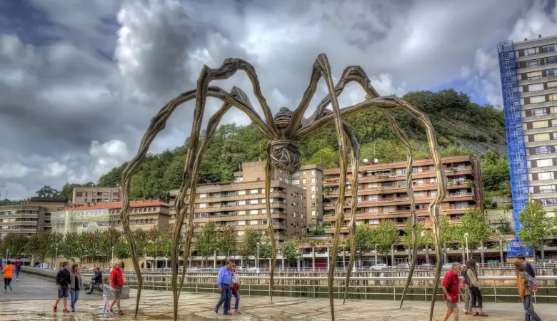 Hvornår er der søndagsmarked på Plaza Nueva?