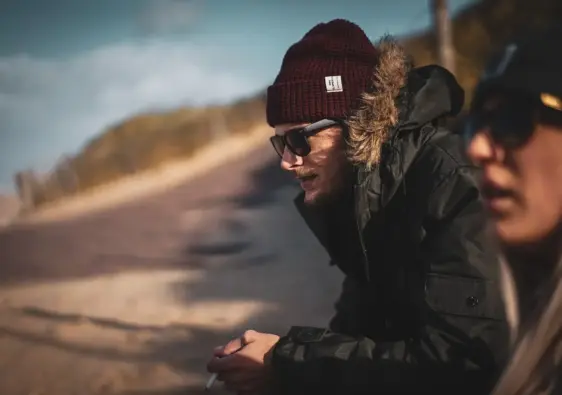 Må man ryge på barterrasser og strande i Spanien?