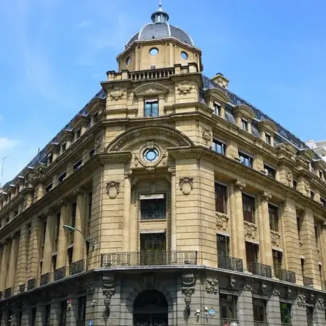 Hvordan bestiller man en rundvisning på Universidad de Deusto?